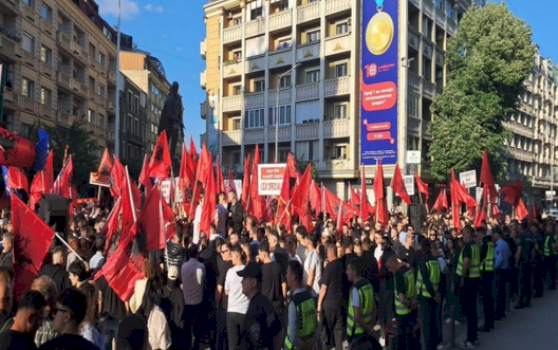 Tre të rinjtë shqiptarë të ndaluar gjatë protestës në Shkup janë lënë nën masa për prishje të rendit dhe qetësisë publike.