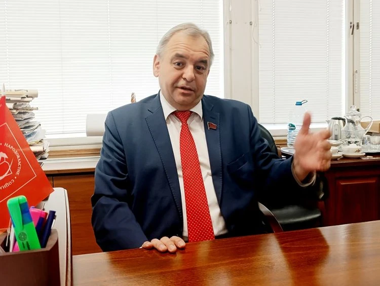 Deputeti rus Renat Suleymanov nga Novosibirski kërkon përfundim të shpejtë të luftës në Ukrainë për shkak të krizës ekonomike.