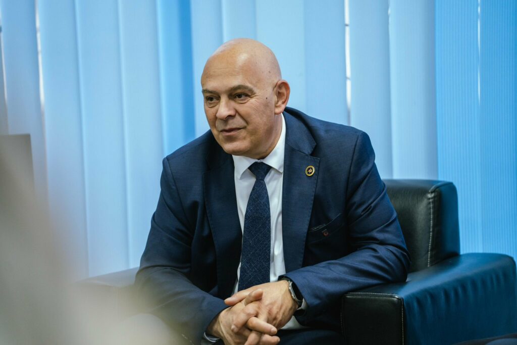 Pensionet e ulëta në Kosovë, shqetësimi i Ardian Gjinit për drejtësi sociale
