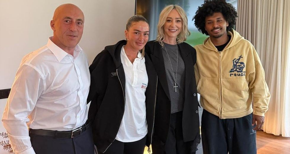 Karim Adeyemi i dhuron Ramush Haradinajt një fanellë speciale të Borussia Dortmundit gjatë vizitës në Ferizaj.