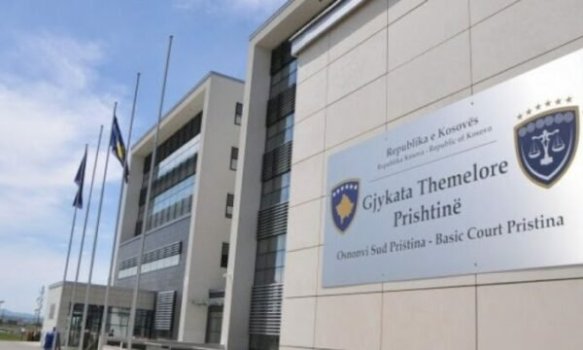 Dy të akuzuar për narkotikë në Prishtinë: Njëri pranon fajësinë për armëmbajtje