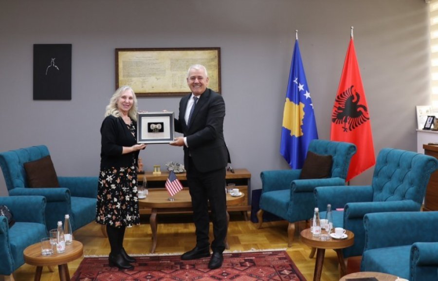 Vlerësimi i kontributit të Kimberly Riffe në avancimin e MPB-së së Kosovës