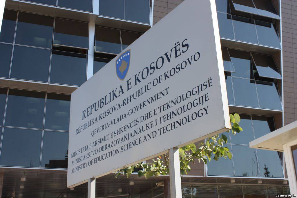Drejtori i shkollës në Gjakovë, Nazmi Pnishi, është pezulluar nga puna nga kryetari Ardian Gjini.