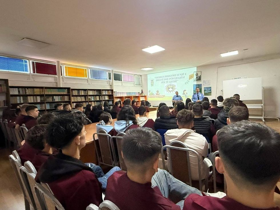 Policia e Pejës edukon nxënësit për sigurinë në trafik me ligjërata në shkolla