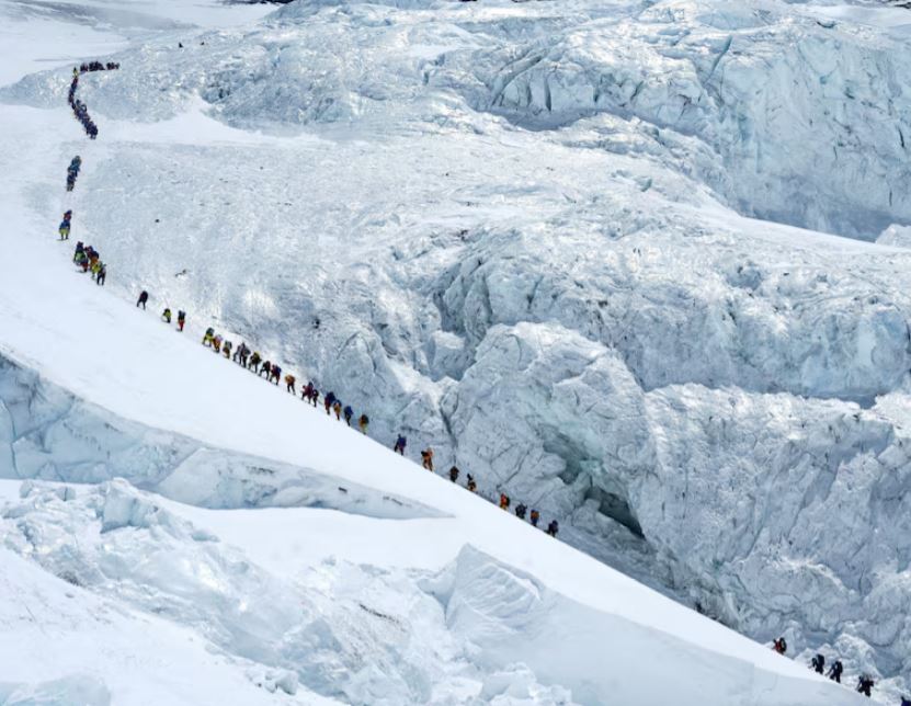 Rekord i jashtëzakonshëm në Everest: 274 alpinistë në majë në një ditë