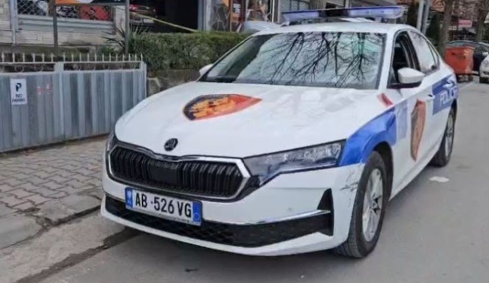 Një person është arrestuar dhe dy të tjerë janë shpallur në kërkim për pengmarrjen dhe dhunimin e një 20-vjeçari në Vlorë për një borxh prej 6000 eurosh.