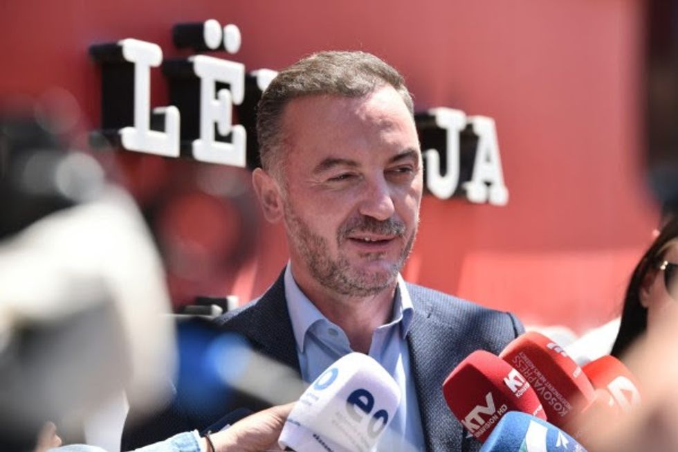 Molliqaj sfidon Vetëvendosjen: Debat dhe protesta në horizont