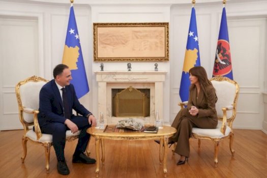 Takimi i Albulena Haxhiut me kreun e AKI-së për sfidat e sigurisë në Kosovë
