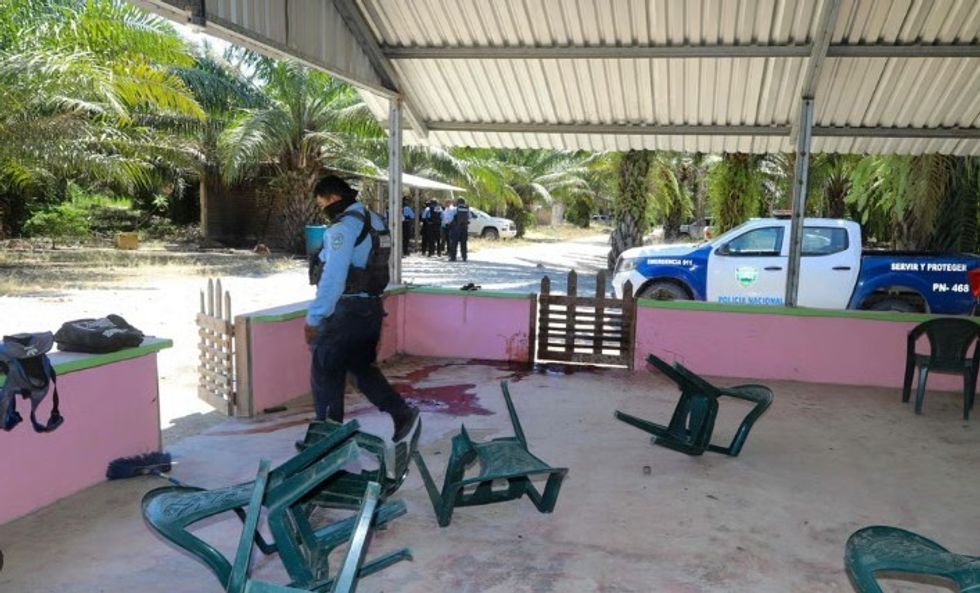 Të paktën 25 persona, përfshirë gjashtë policë, janë vrarë në dy sulme të ndara në Honduras.