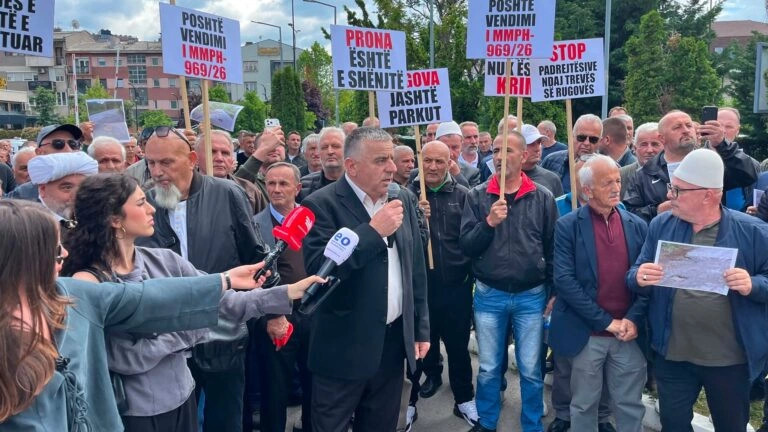 Banorët e Rugovës kanë mbajtur sot një protestë para Ministrisë së Mjedisit dhe Planifikimit Hapësinor në Prishtinë kundër ndalimit të mallrave dhe shërbimeve ndërtimore në zonën e tyre.