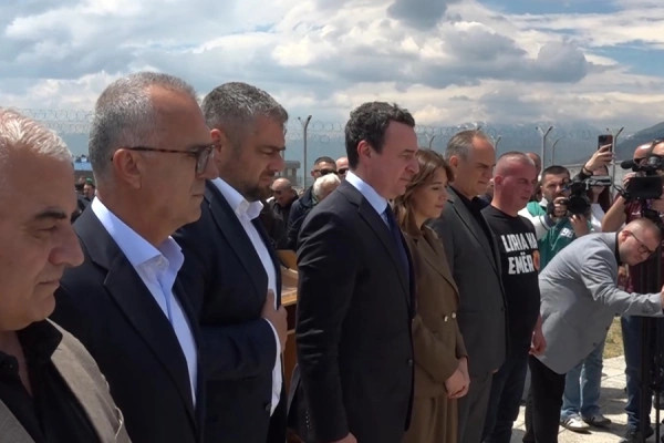 Kurti dhe Haxhiu bëjnë homazhe në 27-vjetorin e Masakrës së Dubravës, kërkojnë drejtësi për krimet e Serbisë.