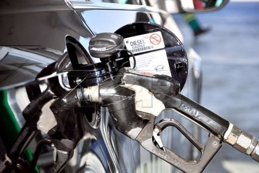 Nafta dhe benzina u ulën për nga 1 cent në çmim sipas vendimit të Ministrisë së Industrisë, Ndërmarrësisë dhe Tregtisë.