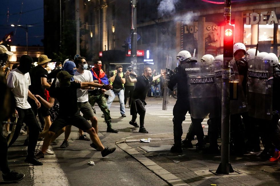 Tensionet në Beograd: Protesta studentore kundër qeverisë përfundojnë me përleshje të dhunshme