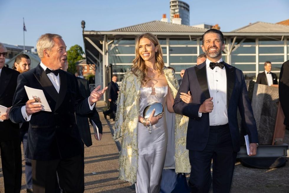 Bettina Anderson dhe Donald Trump Jr. janë martuar ligjërisht të enjten dhe kanë mbajtur një ceremoni intime në një ishull privat në Bahamas me rreth 40 të ftuar.
