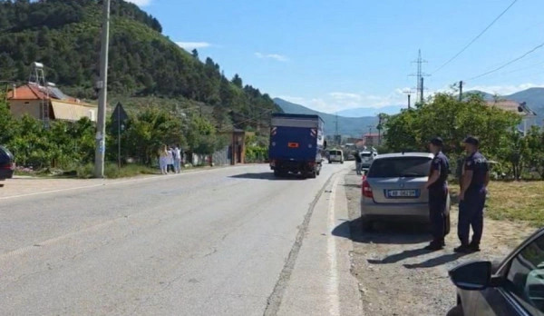 Regjisori Petri Bozo konfirmohet si drejtuesi i automjetit që përplasi për vdekje 7-vjeçarin në Elbasan.