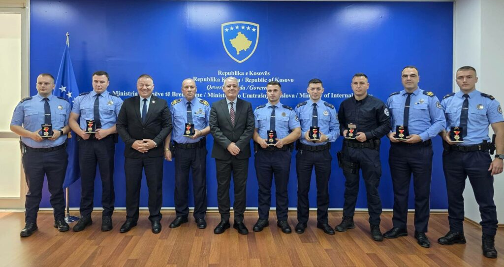 Tetë zyrtarë të Policisë së Kosovës janë nderuar me Medalje për Shpëtim Jete nga drejtori Gazmend Hoxha.