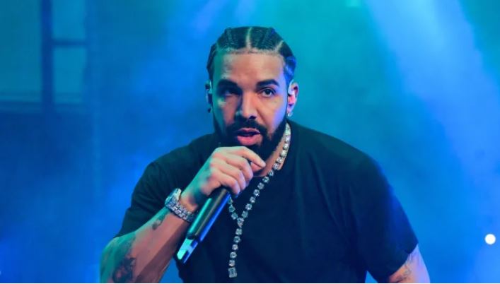 Drake thyen çdo rekord në Britani me tre albume njëkohësisht në Top 10