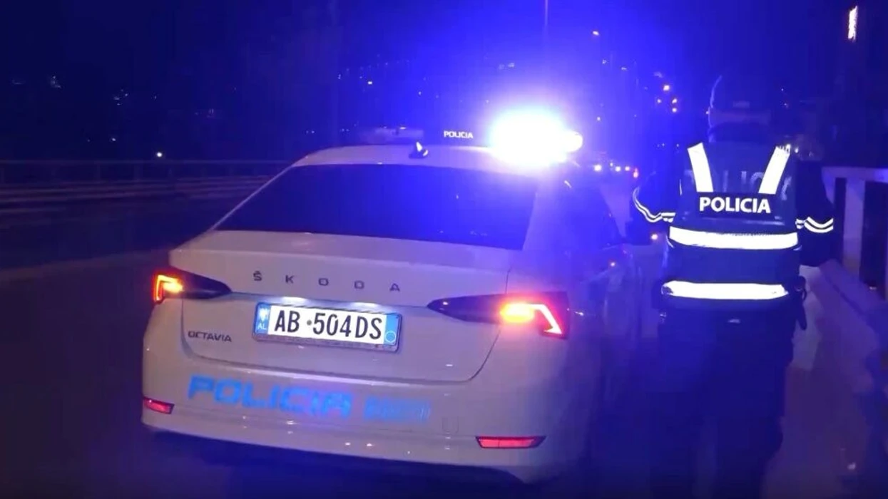 Prokuroria e Sarandës ka lëshuar 12 urdhër-arreste për efektivë policie, zyrtarë lokalë dhe biznesmenë për ndërtime pa leje në Sarandë dhe Ksamil.