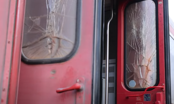 Katër persona, përfshirë dy nxënës dhe dy të rritur, kanë vdekur në aksidentin mes trenit dhe autobusit shkollor në Buggenhout, Belgjikë.