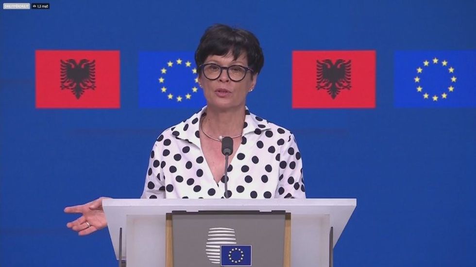 Shqipëria pritet të mbyllë kapitujt e negociatave për anëtarësim në BE deri në vitin 2027, sipas Komisioneres Europiane për Zgjerimin, Marta Kos.
