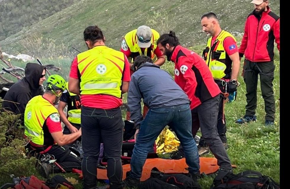 Bjeshkatar gjerman rrëshqet në Luboten, shpëtohet në operacion të vështirë