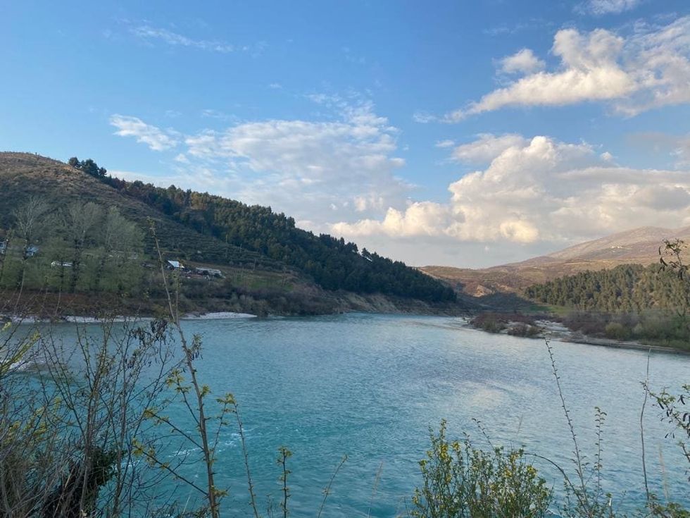 Moti i qëndrueshëm me kthjellime dhe reshje lokale në Shqipëri këtë të mërkurë
