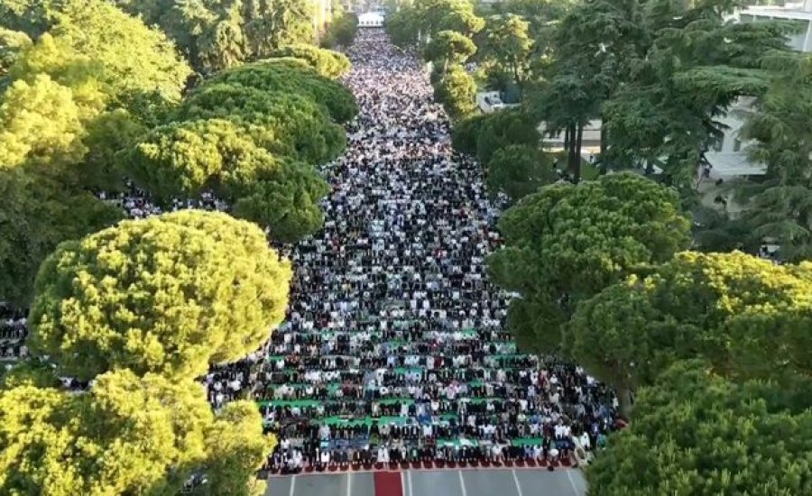 Bulevardi “Dëshmorët e Kombit” mbushet me besimtarë për namazin e Bajramit