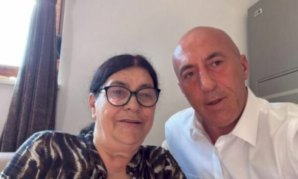 Ramush Haradinaj feston Kurban Bajramin pranë nënës së tij