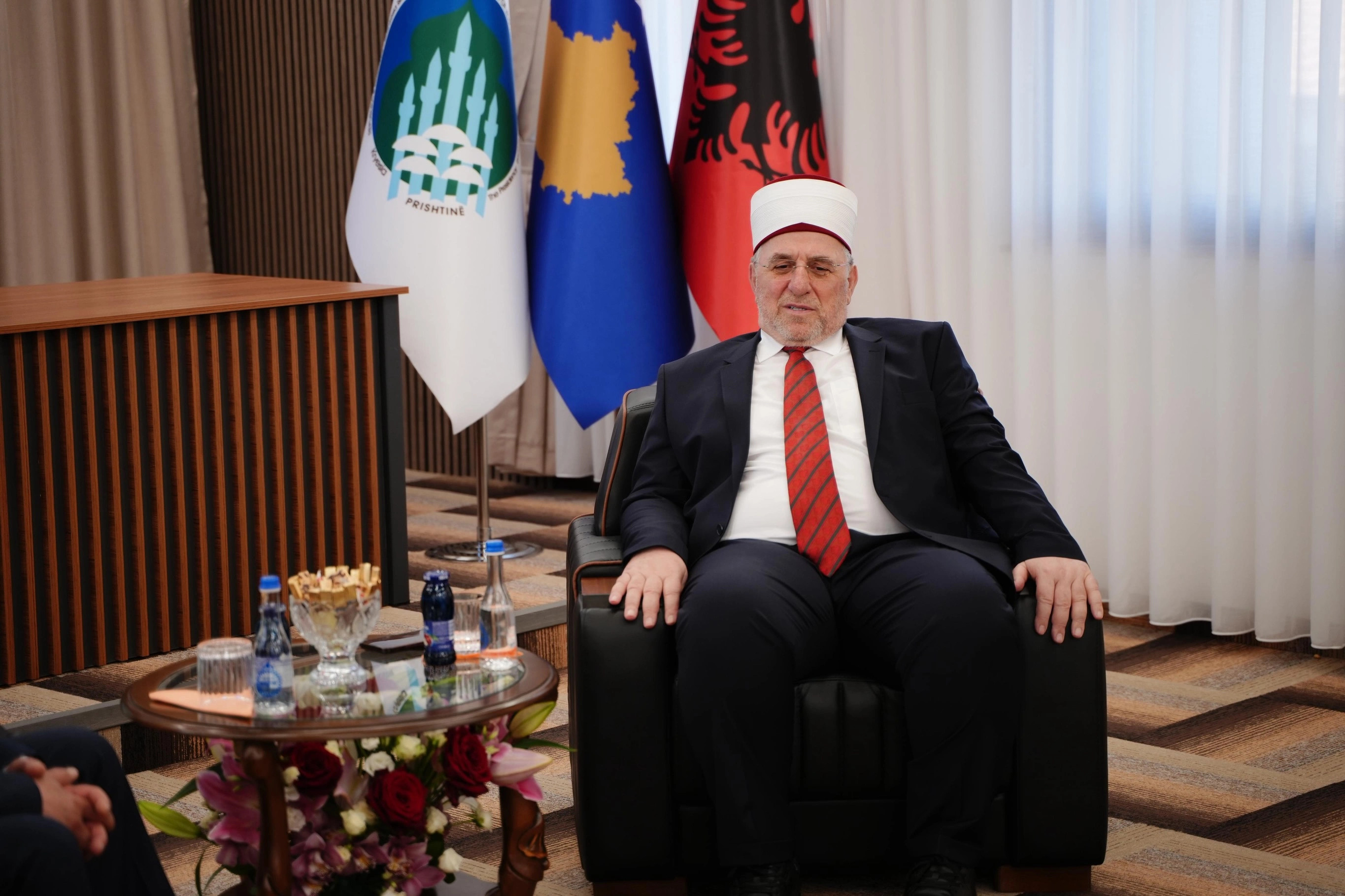 Bedri Hamza vizitoi Bashkësinë Islame të Kosovës dhe u prit nga Kryemyftiu Naim Tërnava me rastin e Kurban Bajramit.