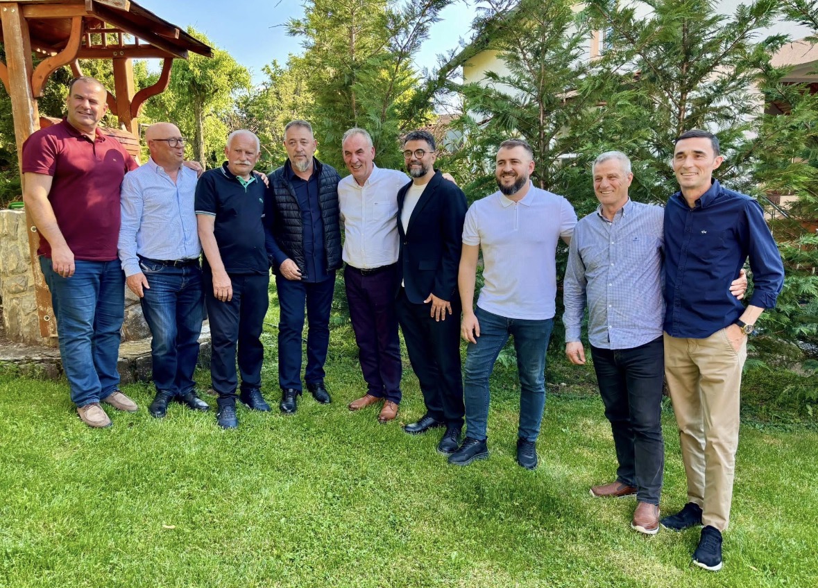 Artan Behrami dhe figurat e njohura nga Buroja në një foto të veçantë
