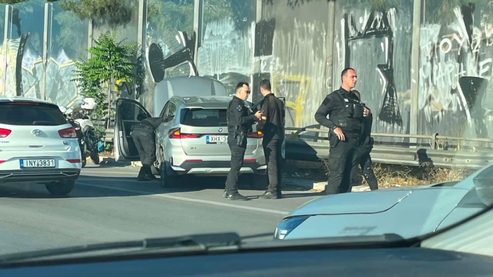 Policia arreston tre shqiptarë dhe kërkon një të katërt pas plagosjes me armë të pakistanezit në Athinë.