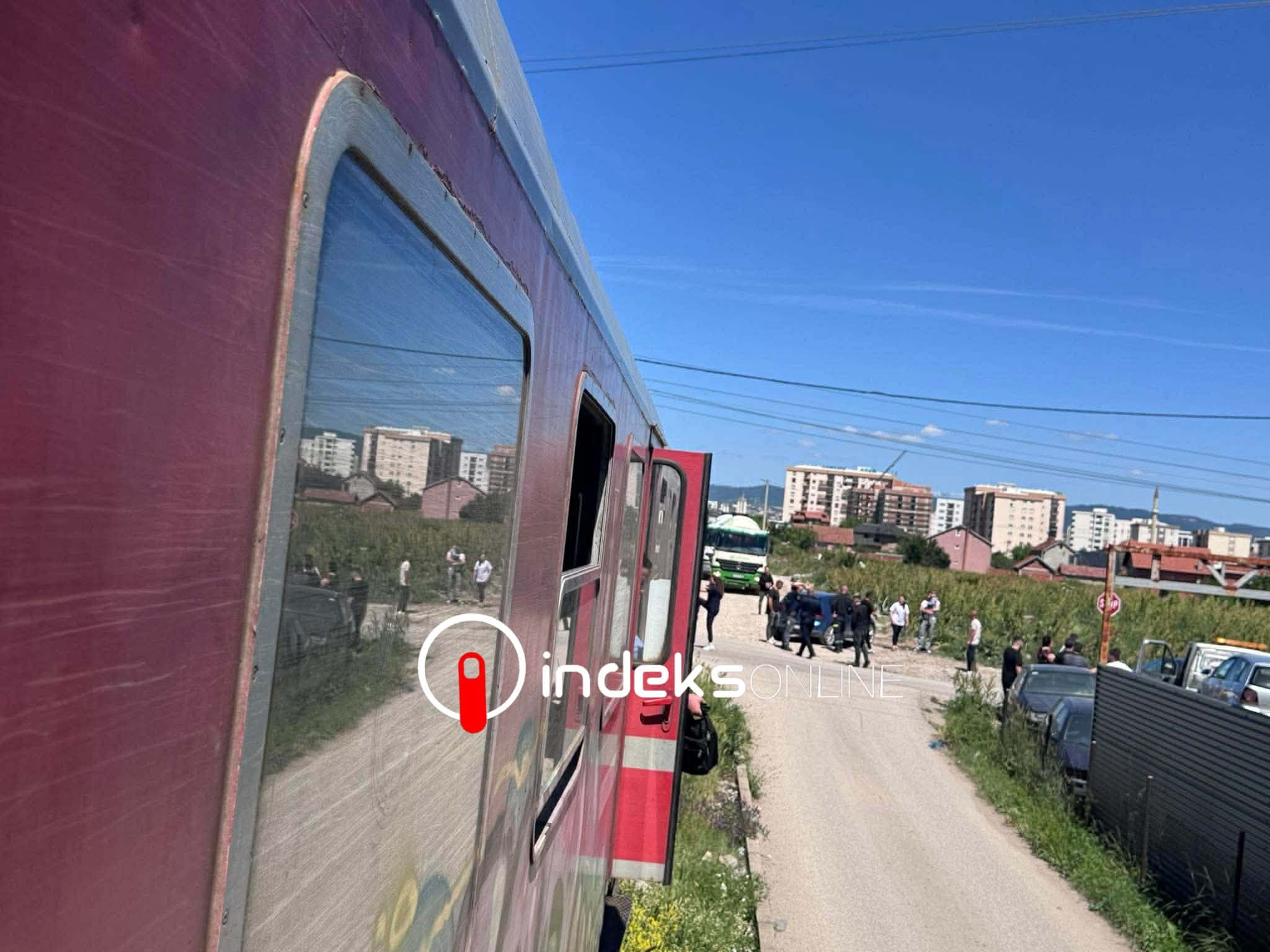 Përplasja e trenit Pejë-Prishtinë me një automjet në Fushë Kosovë ndalon qarkullimin hekurudhor