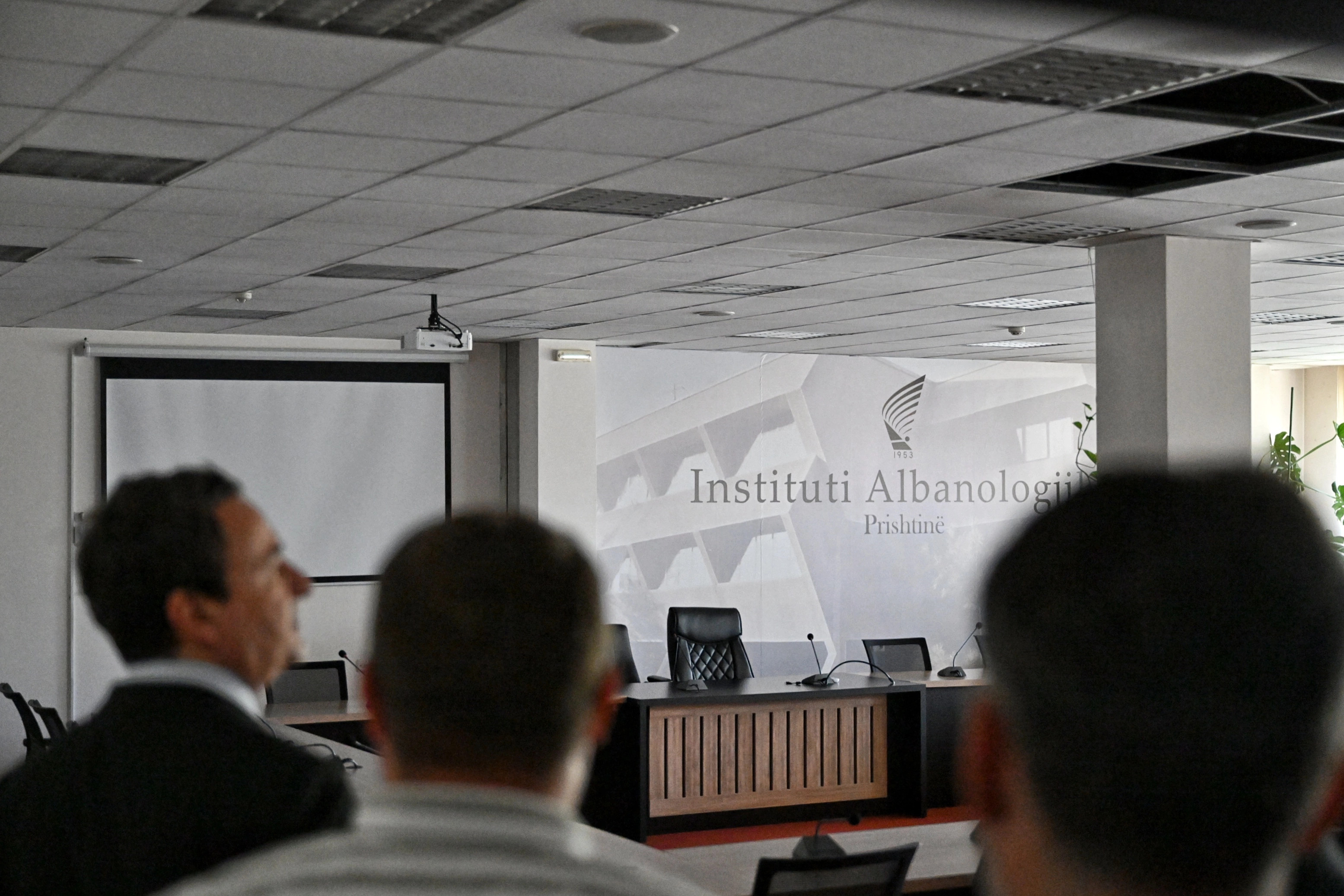 Nënshkruhet memorandumi për restaurimin e Institutit Albanologjik të Prishtinës me pjesëmarrjen e ministrit në detyrë Hajrulla Çeku dhe zëvendësministres Nora Arapi-Krasniqi.