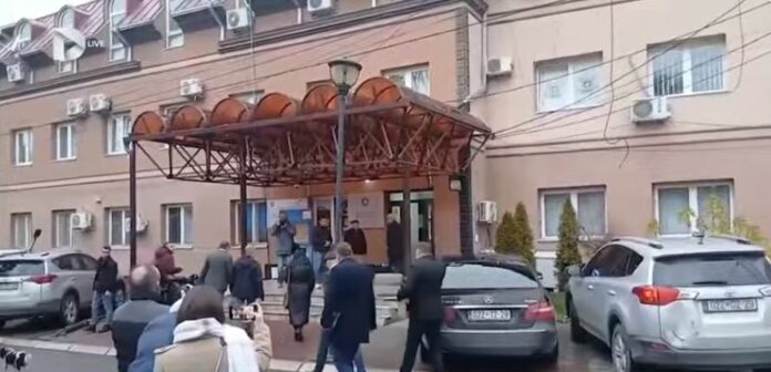 Serbët në veri të Mitrovicës kanë larguar nga puna 5 shqiptarë në 5 muajt e fundit pas rikthimit të Listës Serbe në udhëheqje.