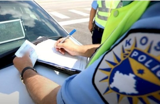 Kanosi policin jashtë detyrës për një tiketë në Prizren