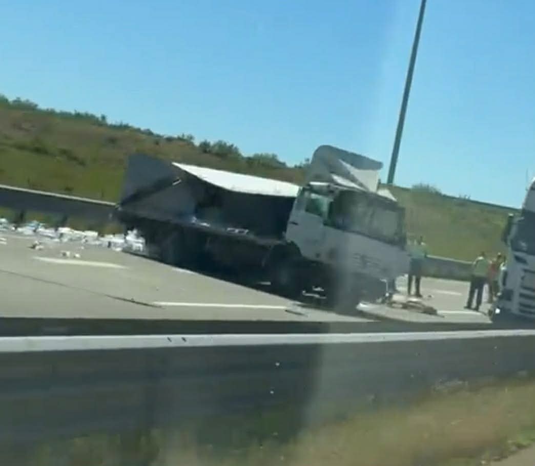 Dy persona janë lënduar dhe është bllokuar njëri shirit i lëvizjes në aksidentin me kamionetë në rrugën Prizren-Prishtinë.