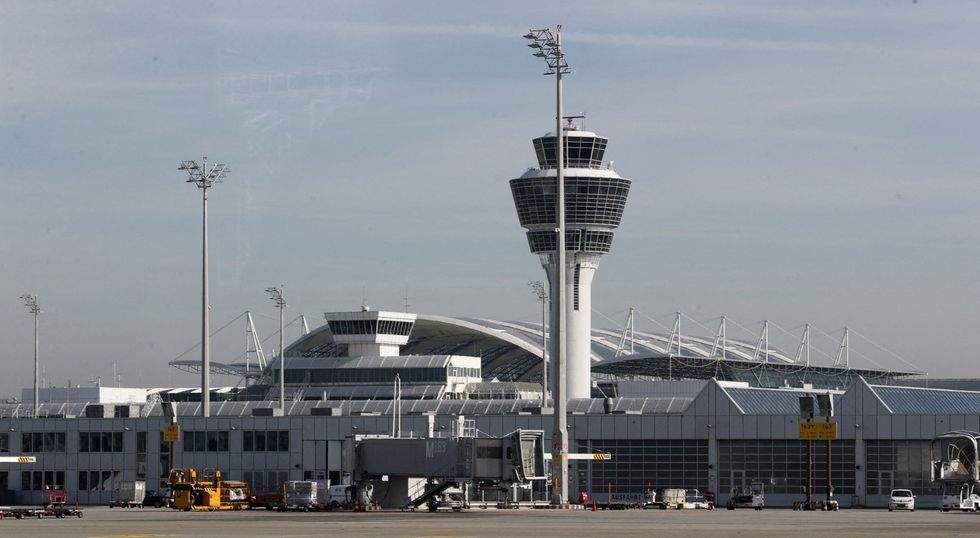 Fluturimet në Aeroportin e Mynihut u pezulluan përkohësisht pas raportimeve nga dy pilotë për praninë e një droni të dyshimtë.