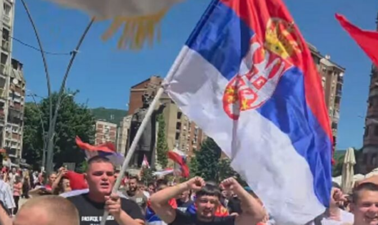 Maturantët serbë në Mitrovicë nxisin tensione me thirrjen “Kosova është zemër e Serbisë”