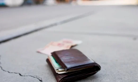 E mitura në Mitrovicë kthen kuletën me 2000 euro dhe fiton mirënjohje