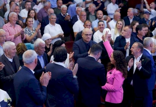Vjosa Osmani pritet me tubim madhështor në Pejë me qindra qytetarë dhe LDK zhvillon tubime në Dukagjin.