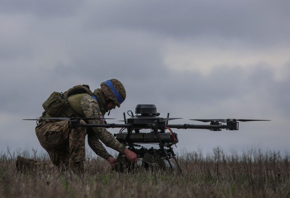 Si po transformojnë dronët me inteligjencë artificiale luftën në Ukrainë