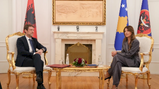 Ferit Hoxha zhvilloi vizitën zyrtare në Kosovë dhe u takua me homologun Glauk Konjufca, duke theksuar koordinimin më të intensifikuar mes dy vendeve.