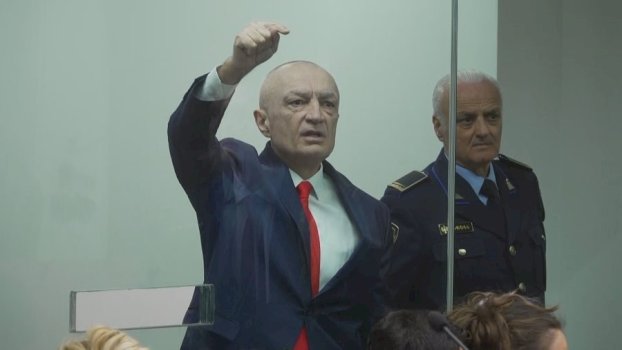 Ilir Meta është liruar përkohësisht nga burgu për të marrë pjesë në ceremoninë mortore të babait të tij.