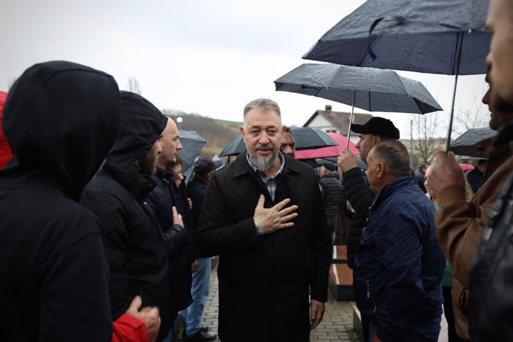 Përplasje e fortë mes Lushtakut dhe Sveçlës për akuzat e luftës dhe keqpërdorimet politike