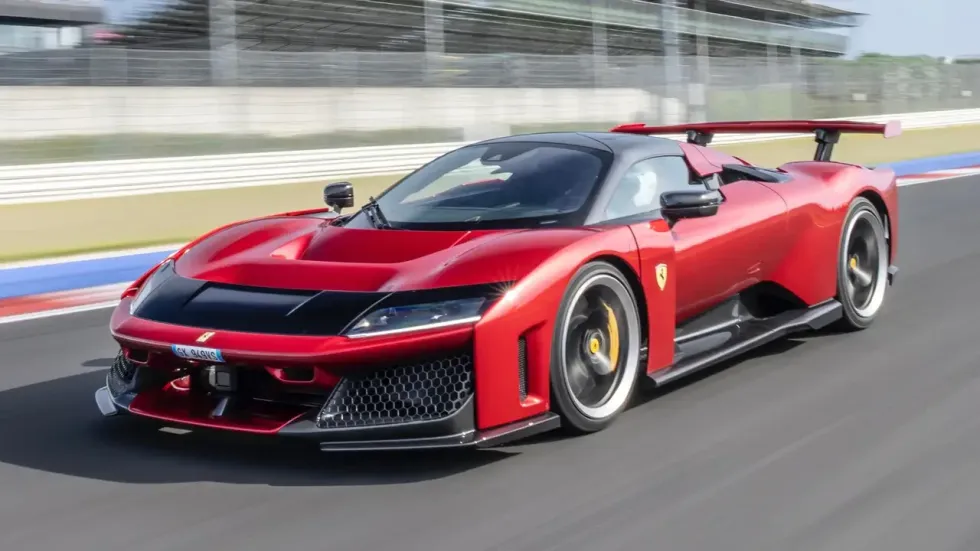 Ferrari konfirmon se do të vazhdojë prodhimin e makinave me motor benzinë së bashku me modelet hibride dhe elektrike.