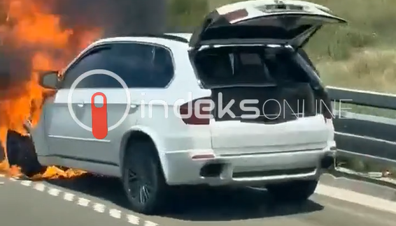 Flakët përfshijnë një veturë në autostradën “Ibrahim Rugova”