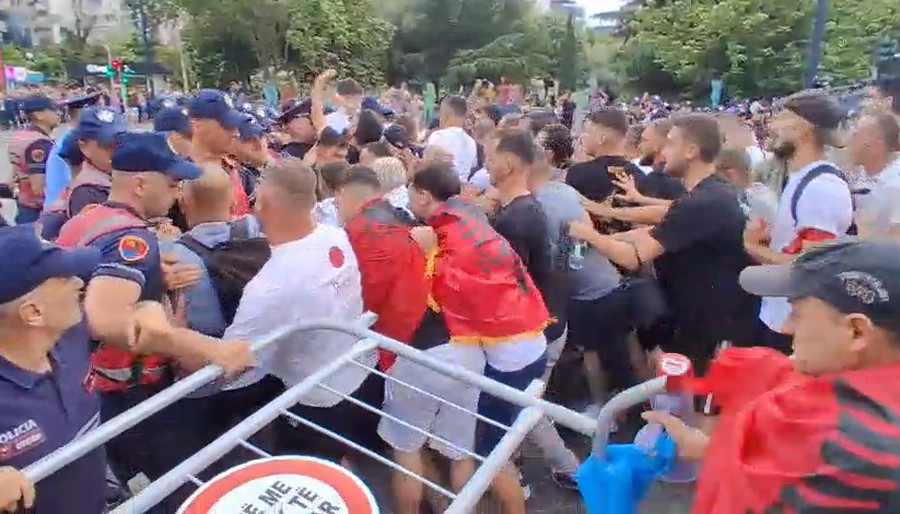 Protestat për Zvërnecin hyjnë në ditën e katërt me mijëra qytetarë në sheshin “Skënderbej” dhe përplasje me policinë.