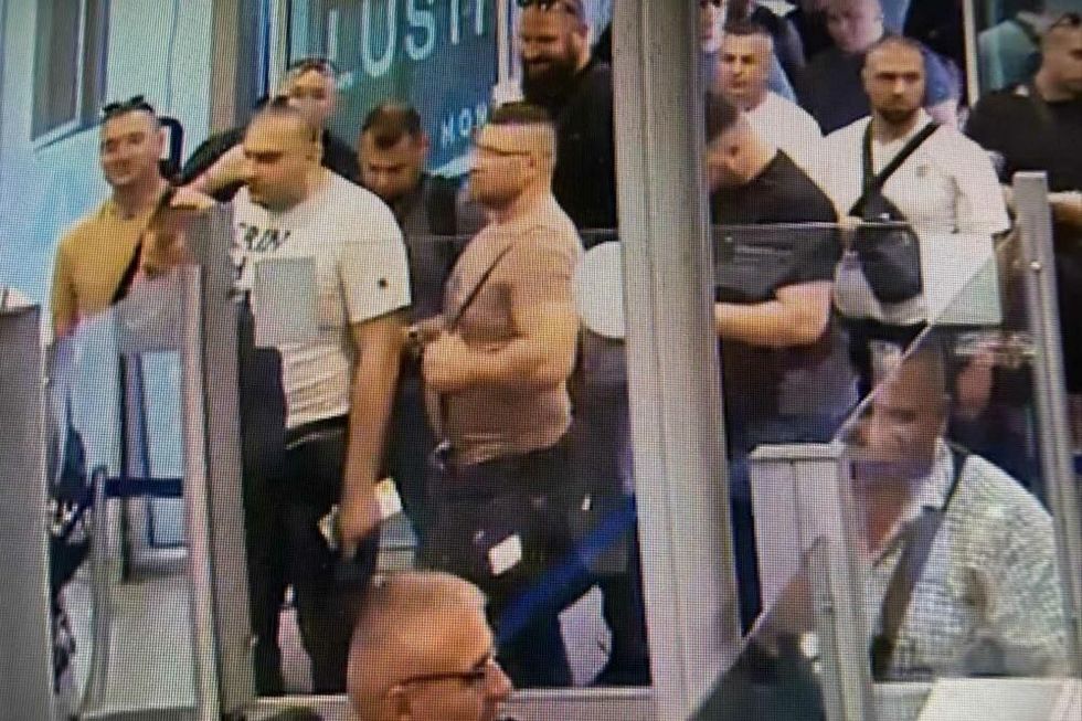 Katër shtetas serb hynë në Mal të Zi më 2 qershor për të siguruar akomodim për grupin e dëbuar prej 87 burrash nga Tivati.