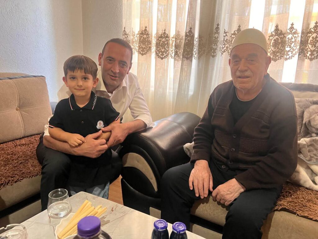 Vizita e Daut Haradinajt te babai i heronjve Krasniqi, një simbol i qëndresës kombëtare