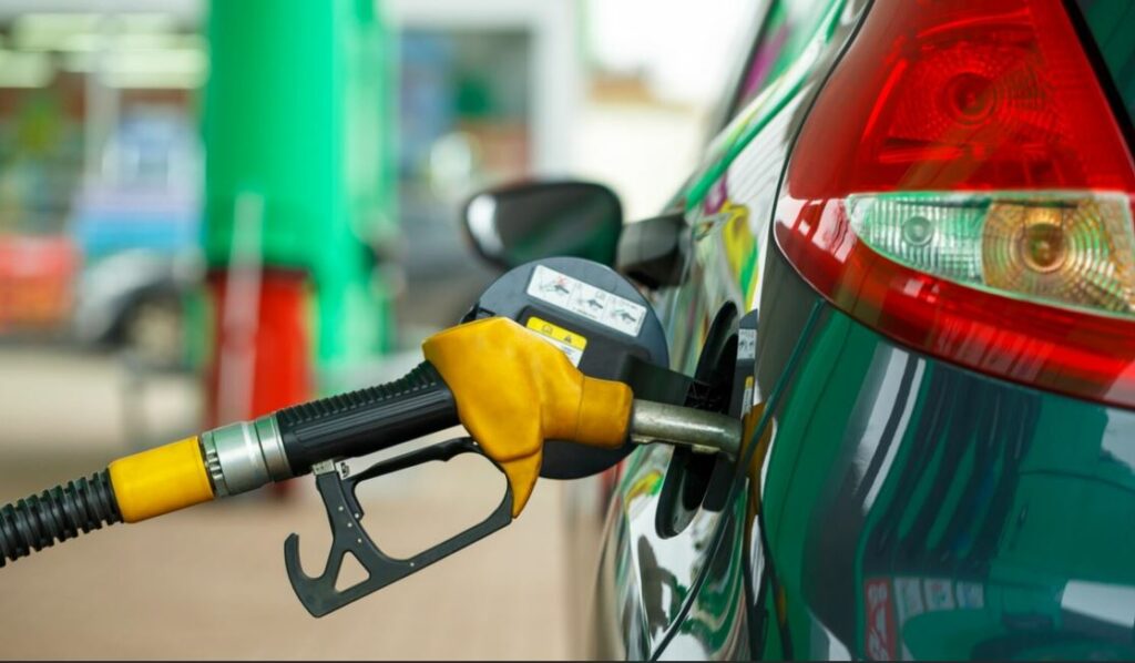 Ministria e Industrisë, Ndërmarrësisë dhe Tregtisë ka publikuar çmimet zyrtare të derivateve për sot: nafta 1.52 euro/litër, benzina 1.42 euro/litër, gazi 0.71 euro/litër.